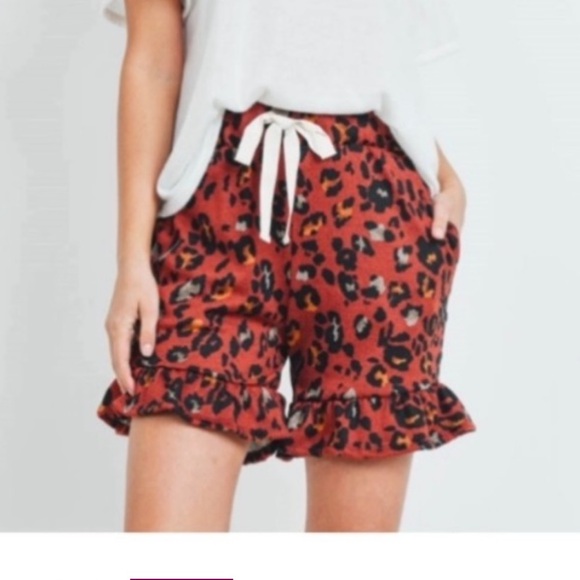 Leopard Patterned Shorts w/ Ruffle at the Bottom - Picture 2 of 6